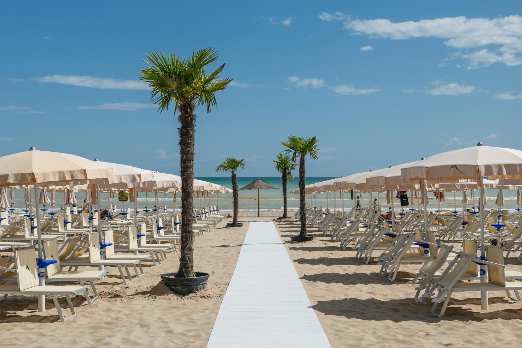 Hotel Continental سينِغاليا المظهر الخارجي الصورة